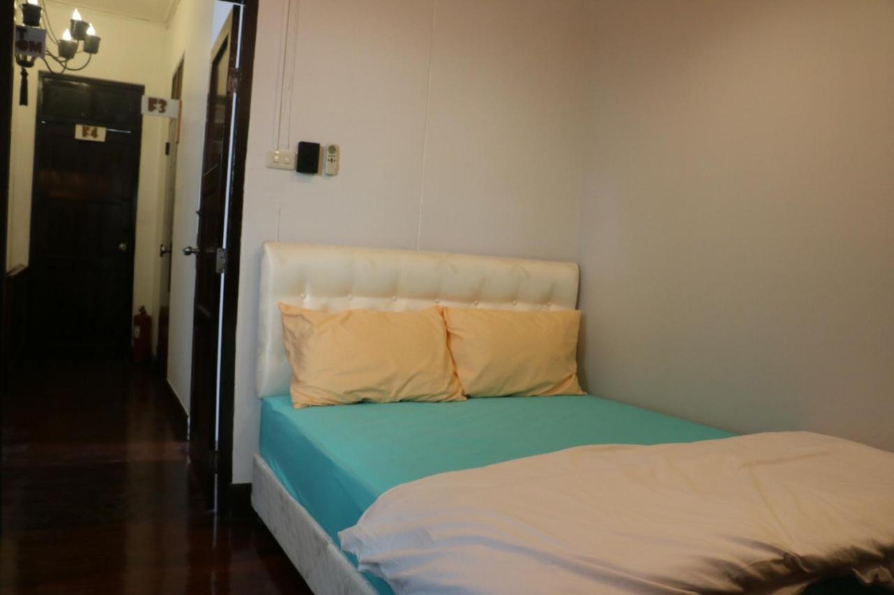 First 1 Boutique Hostel At Sukhumvit 1 Bangkok Exterior foto